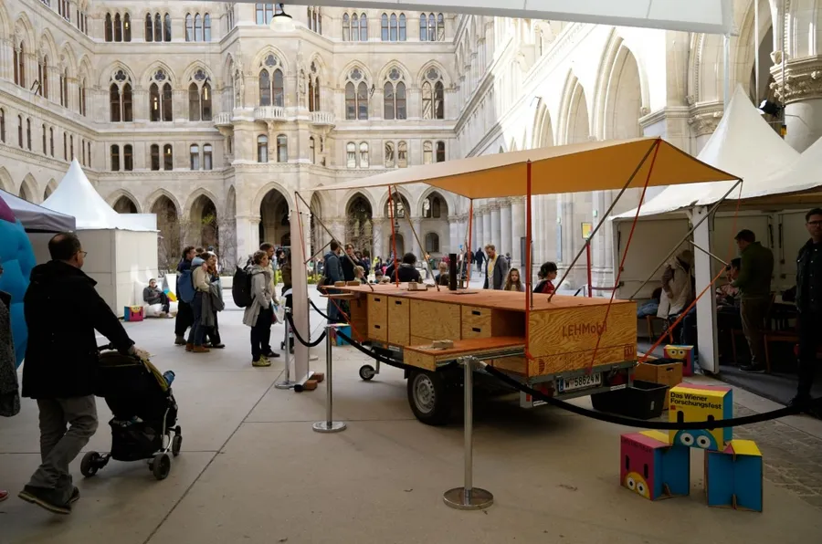 Das Lehmobil macht nachhaltiges Bauen erlebbar und informiert vor Ort über Lehm als zukunftsfähigen Baustoff.