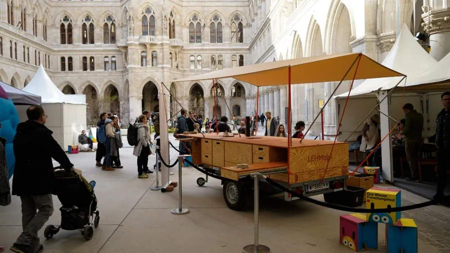 Das Lehmobil macht nachhaltiges Bauen erlebbar und informiert vor Ort über Lehm als zukunftsfähigen Baustoff.