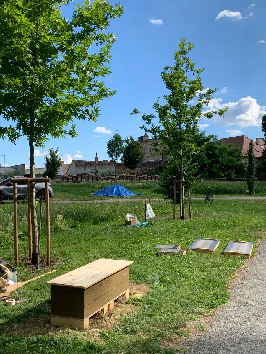 Gemeinsam mit Architektur Raumburgenland haben wir einen Workshop im Schlosspark Esterházy abgehalten und ein Stampflehmmöbel errichtet.