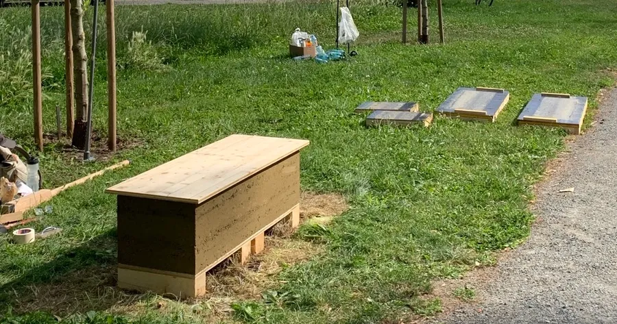 Gemeinsam mit Architektur Raumburgenland haben wir einen Workshop im Schlosspark Esterházy abgehalten und ein Stampflehmmöbel errichtet.