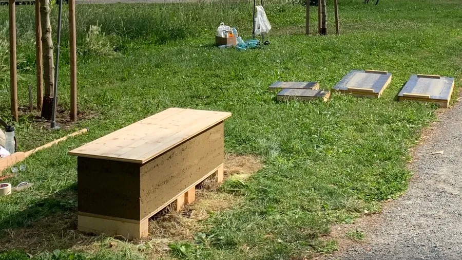 Gemeinsam mit Architektur Raumburgenland haben wir einen Workshop im Schlosspark Esterházy abgehalten und ein Stampflehmmöbel errichtet.