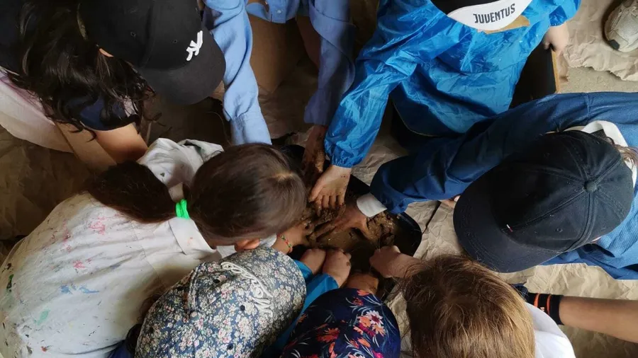 YEB war zu Besuch im Hort Maria Regina, im Clara Fey Campus, und hat mit den Kindern das Material Lehm erkundet. Bunte Kunstwerke mit Lehmfarben sind entstanden.
