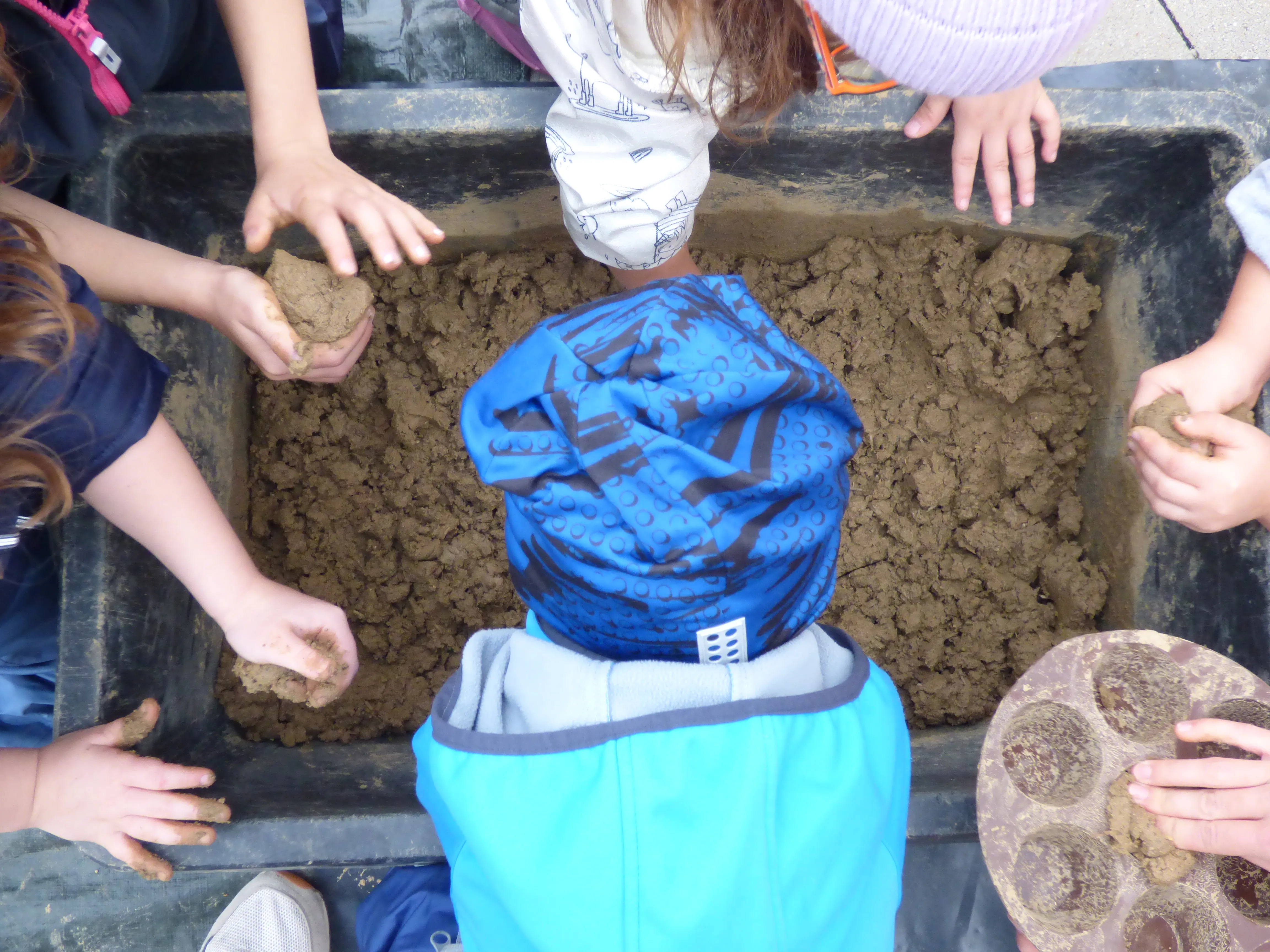 Lehmbaustunde im Kindergarten