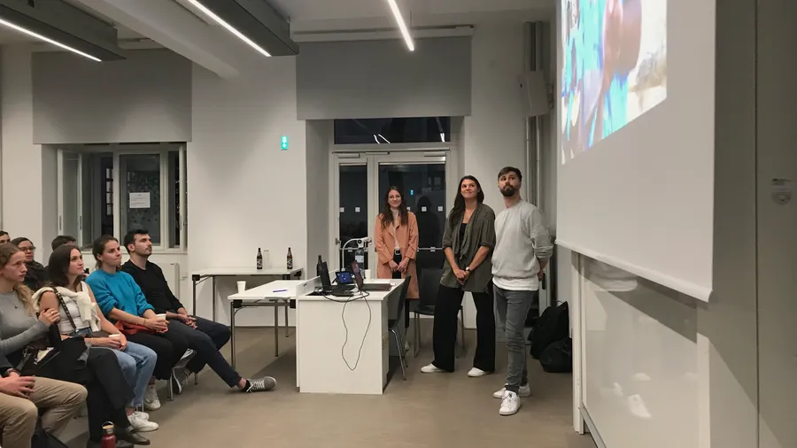 Im Oktober fand unser erstes Mitgliedertreffen statt, bei dem YEB sich und seine Vision vorstellte.