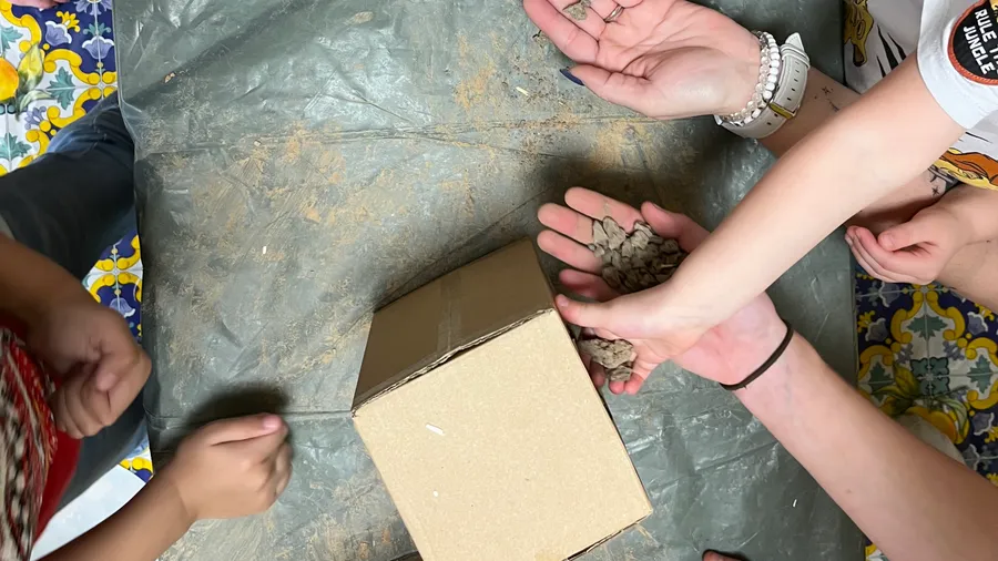 In einer lehrreichen Lehmbaustunde wurden in einem Kindergarten Osternester aus Lehm und Stroh angefertigt.