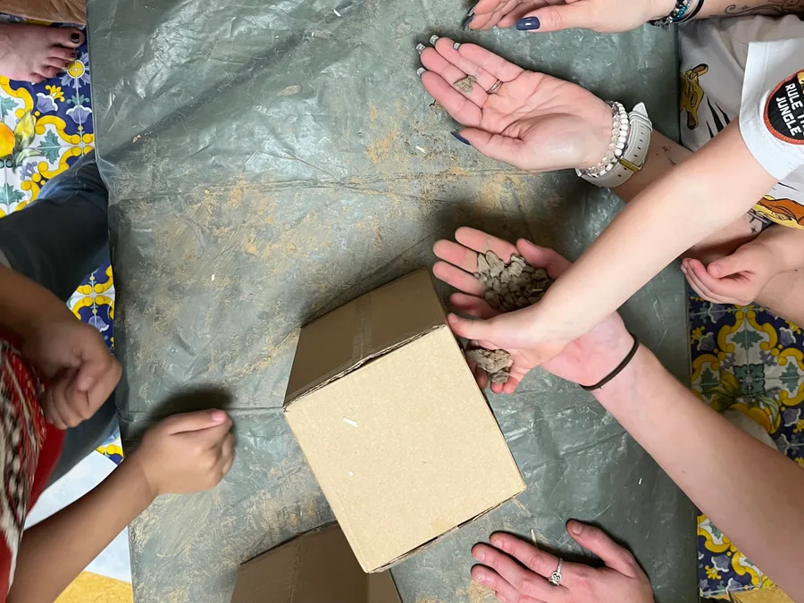 In einer lehrreichen Lehmbaustunde wurden in einem Kindergarten Osternester aus Lehm und Stroh angefertigt.