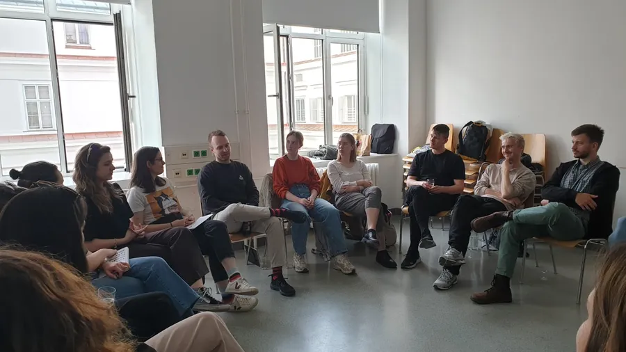 In einer Diskussionsrunde konnten wir viel über die industrielle Fertigung von Lehmbauprodukten lernen!